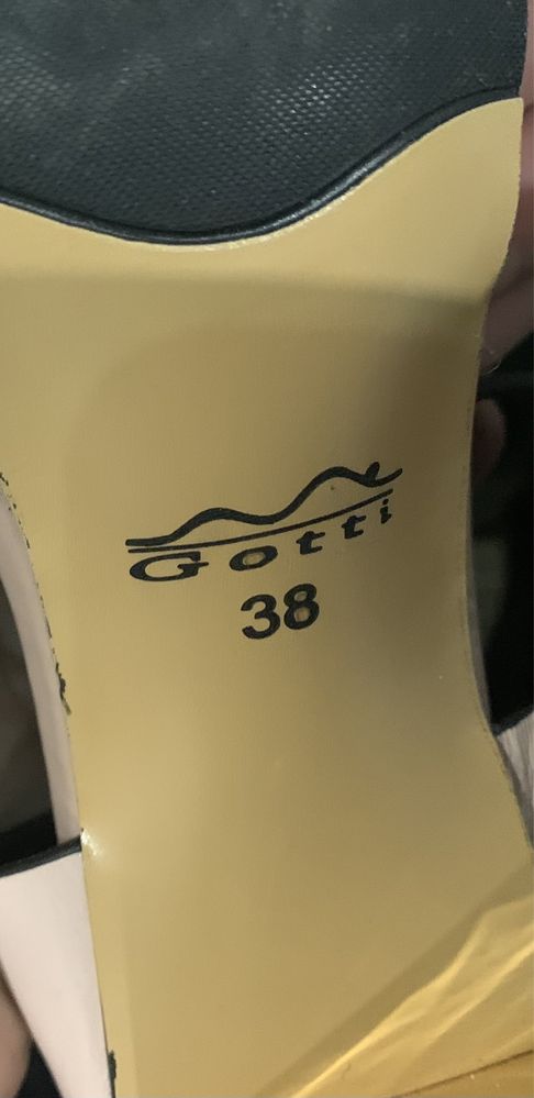 Шкіряні босоніжки Gotti 38 розмір з відкритим передом / босоножки кожа