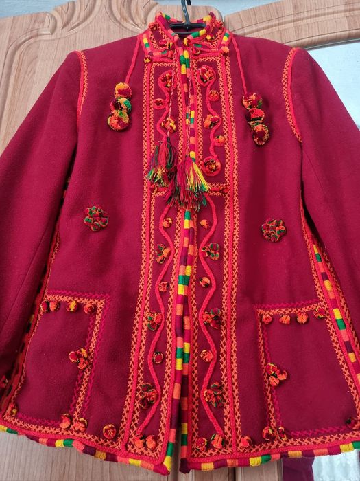 Гуцульський  сардак, вишитий вручну. Вишнево бордовий