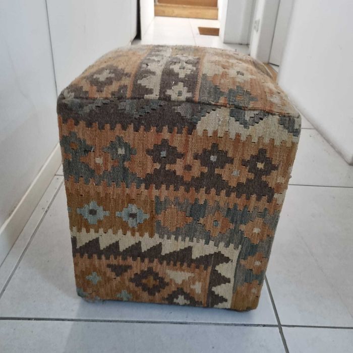 Pufs Diversos Kilim e Pele | Pousa pés