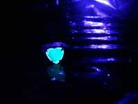 Stary pierścionek ze szklanym serduszkiem świecącym pod UV.