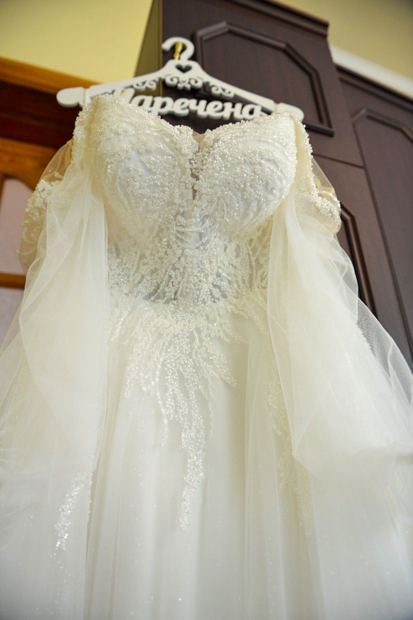 Весільне плаття білого кольору ,  розмір L підійде на XL.