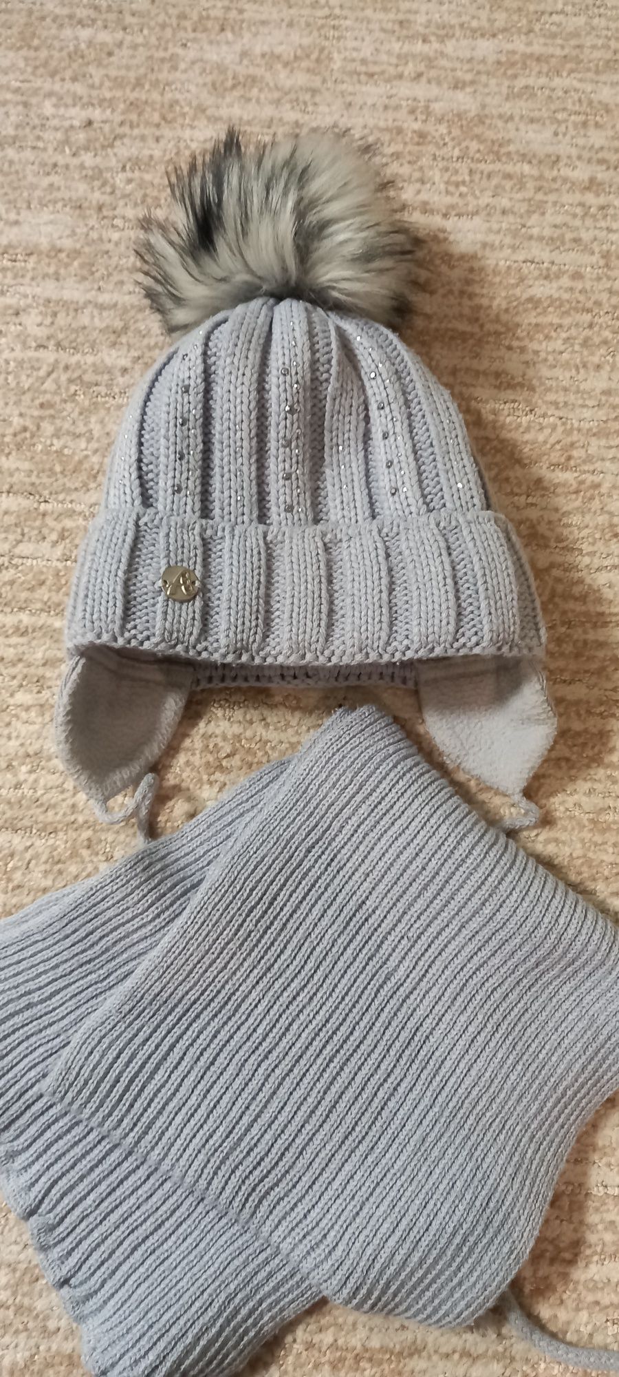 Продам зимний комплект шапка и шарф