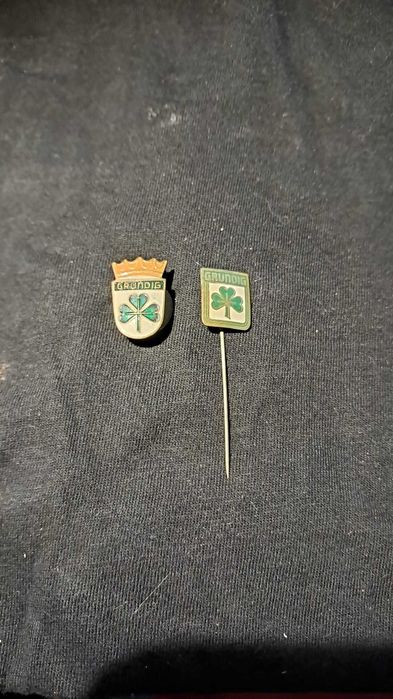 Lote de 2 pins vintage GRUNDIG – eletrónica clássica / colecionismo