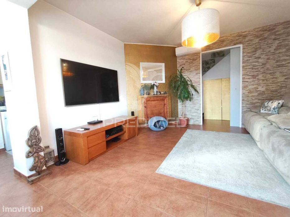 Duplex T2 com Lareira e Varanda Ampla, Grândola.