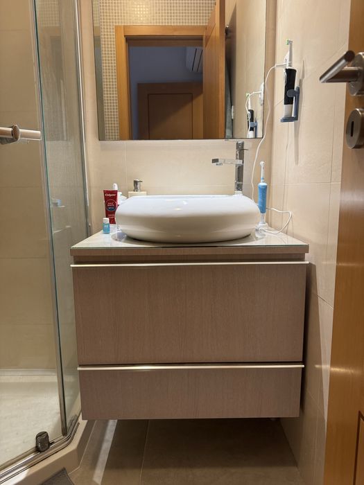 Móvel de casa de banho com espelho torneira e lavatório