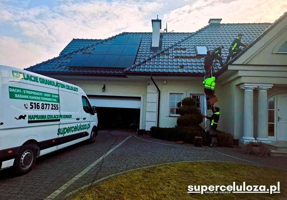 Wdmuchiwanie celulozy  | Naprawa dachu po kunach | UBEZPIECZENIE