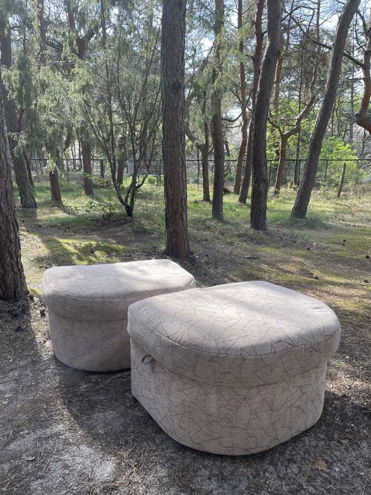 Dwie, duże pufy z miejscem do przechowywania - jasne, geometryczne!