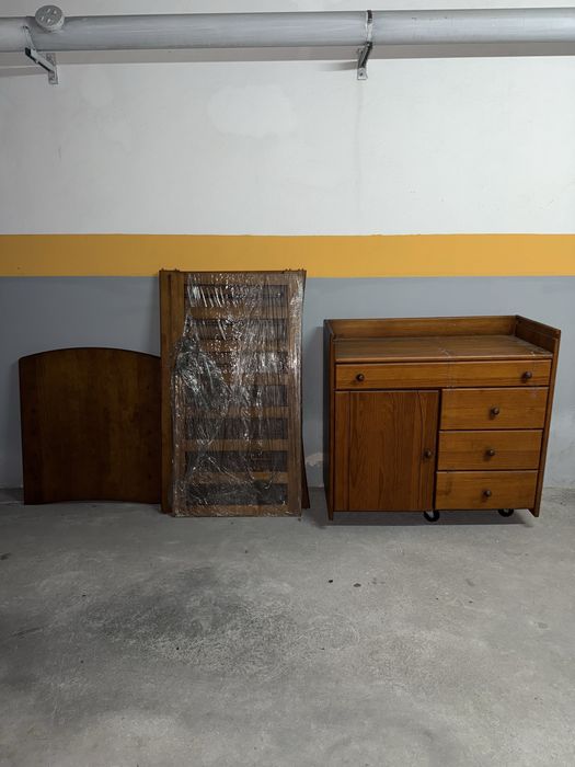 Muda fraldas e berço em madeira maciça