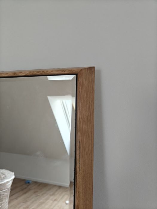 Duże lustro w dębowej ramie