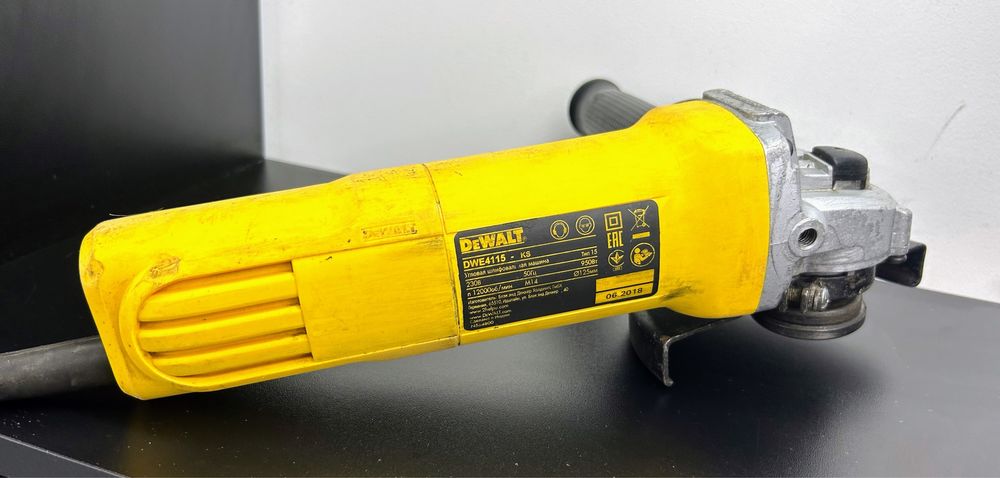 Болгарка DeWalt  DWE 4115 ( кутова шліфмашинка)