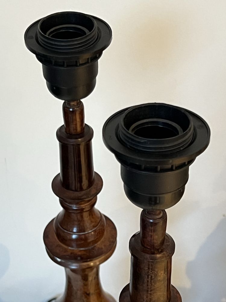 Para klasycznych podstaw lamp stołowych