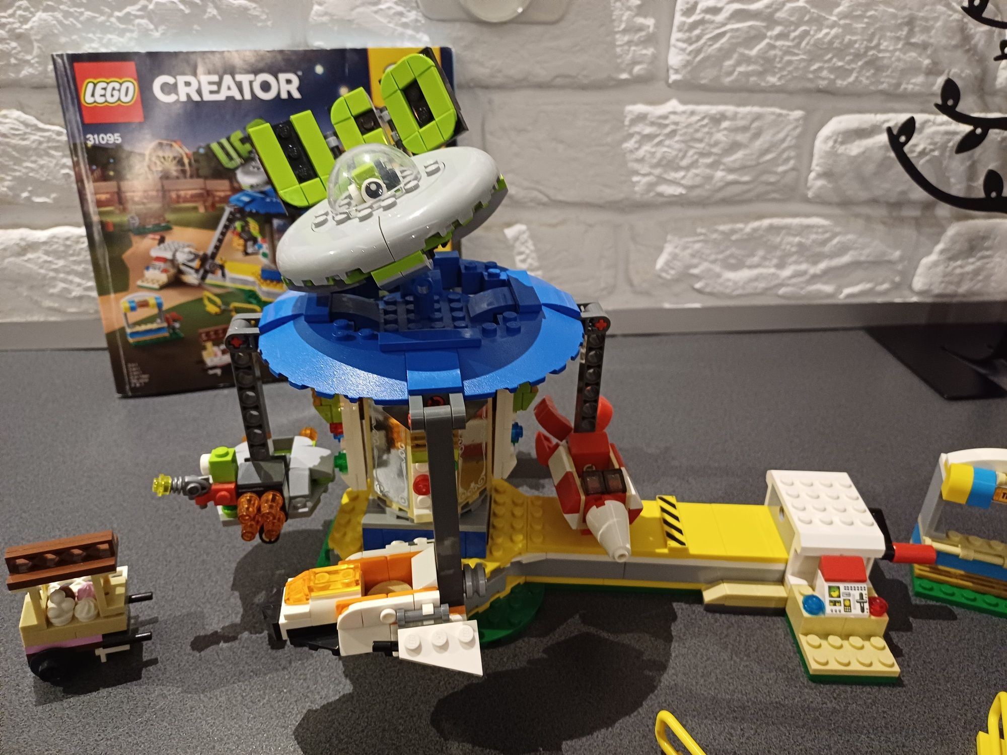 Lego creator 31095 karuzela w wesołym miasteczku