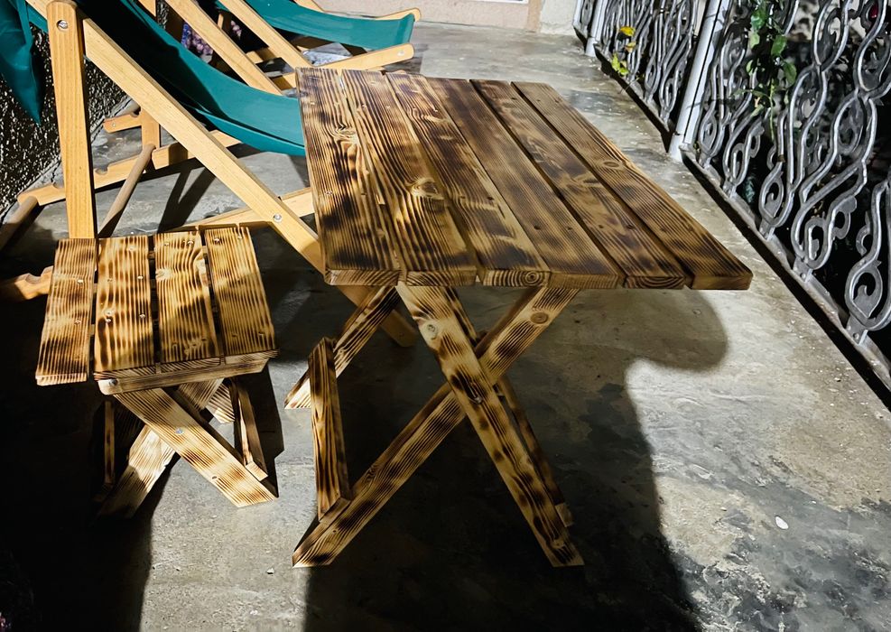 Деревʼяні лаковані ,розкладні столики та стільці. Для відпочинку ітд.