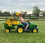 JOHN DEERE traktor z przyczepką na akumulator
