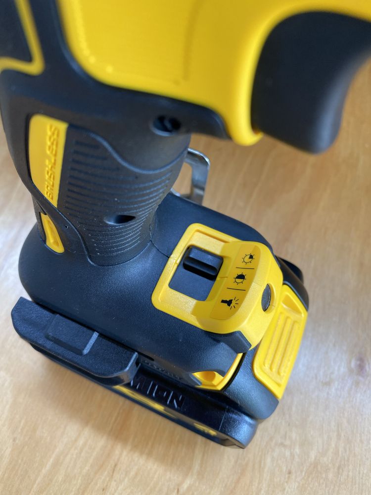 Шуруповерт 18V DeWALT DCD796