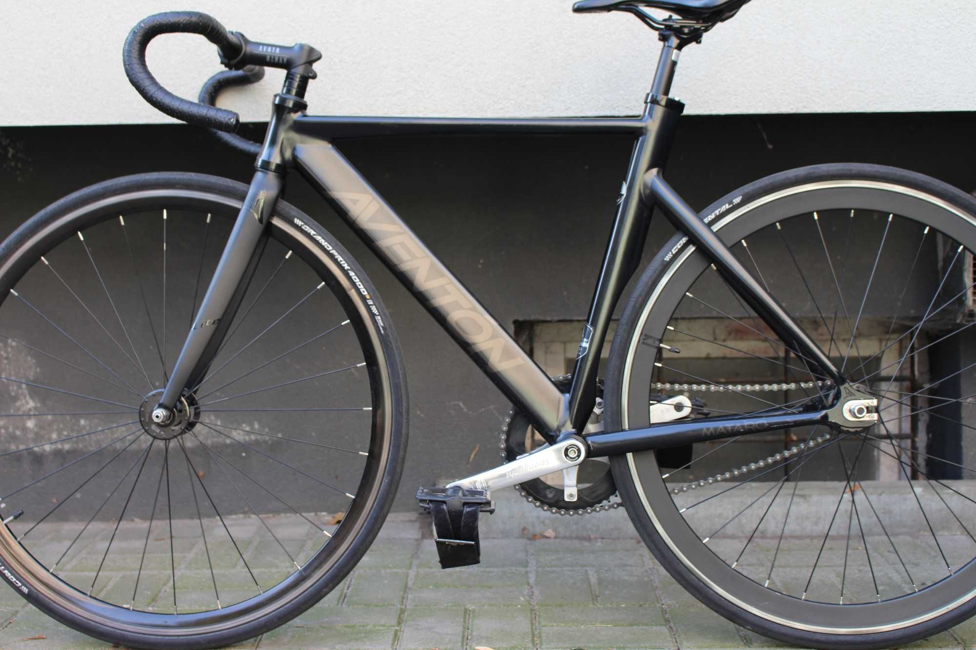 Rower torowy ostre koło Aventon MATARO 49