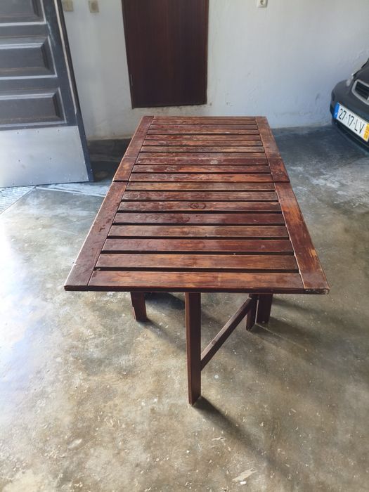 Mesa madeira  muito prática.