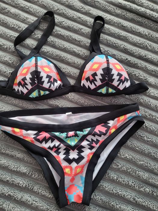 Купальник розмір L але більше підходить на M