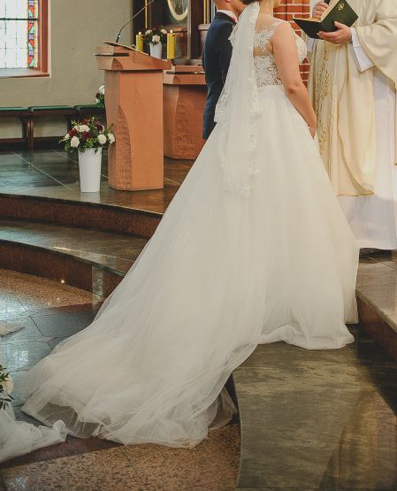 Suknia ślubna z odpinanym trenem
