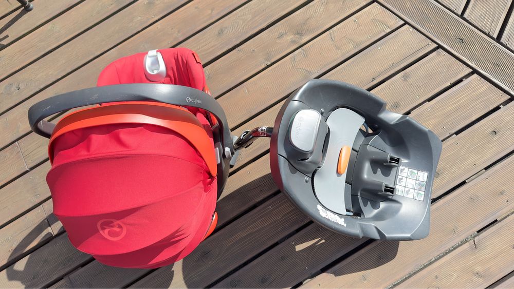 Fotelik Cybex z baza i adapterami czerwonyj