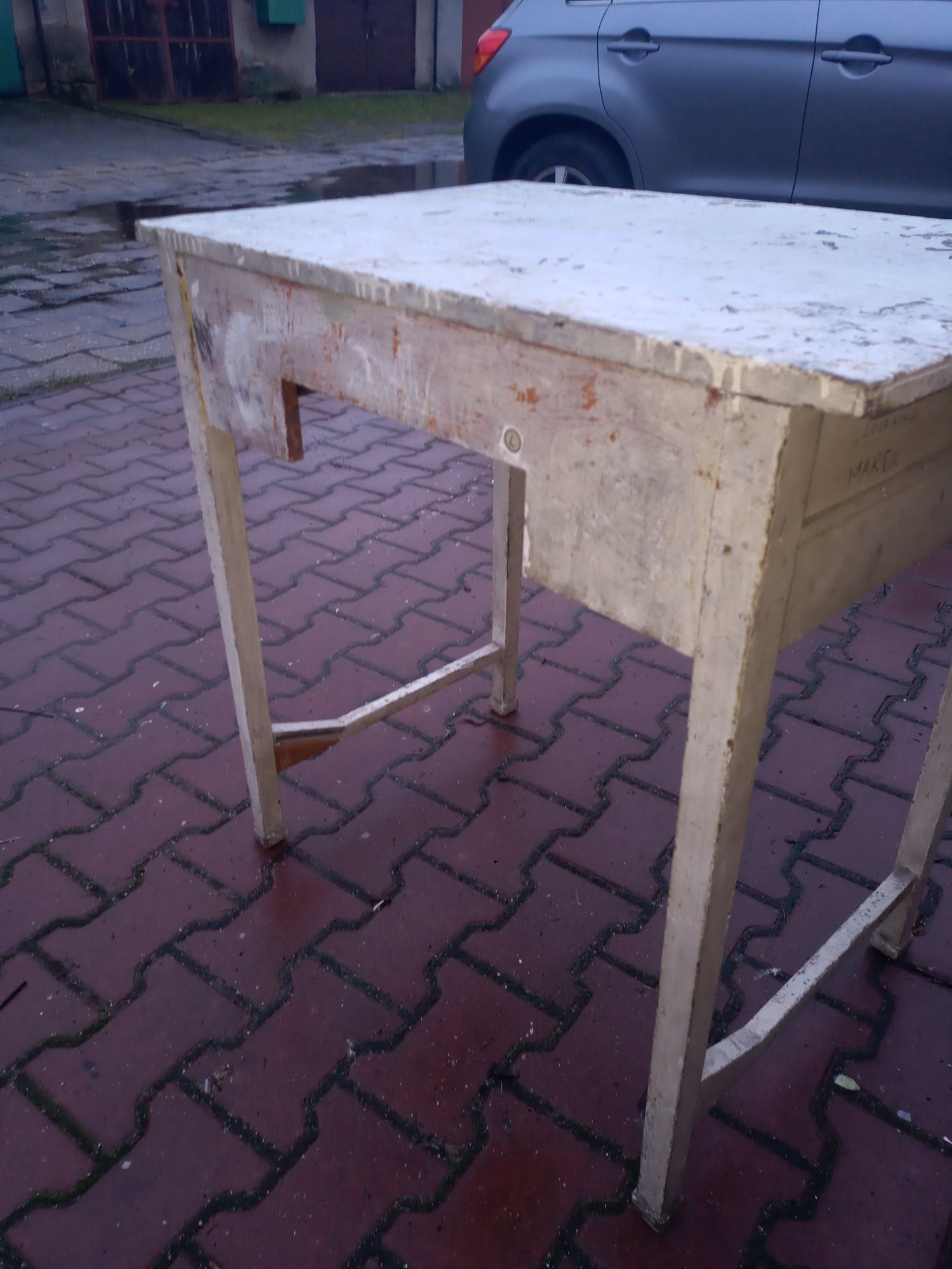 Stary drewniany stolik z szufladka.