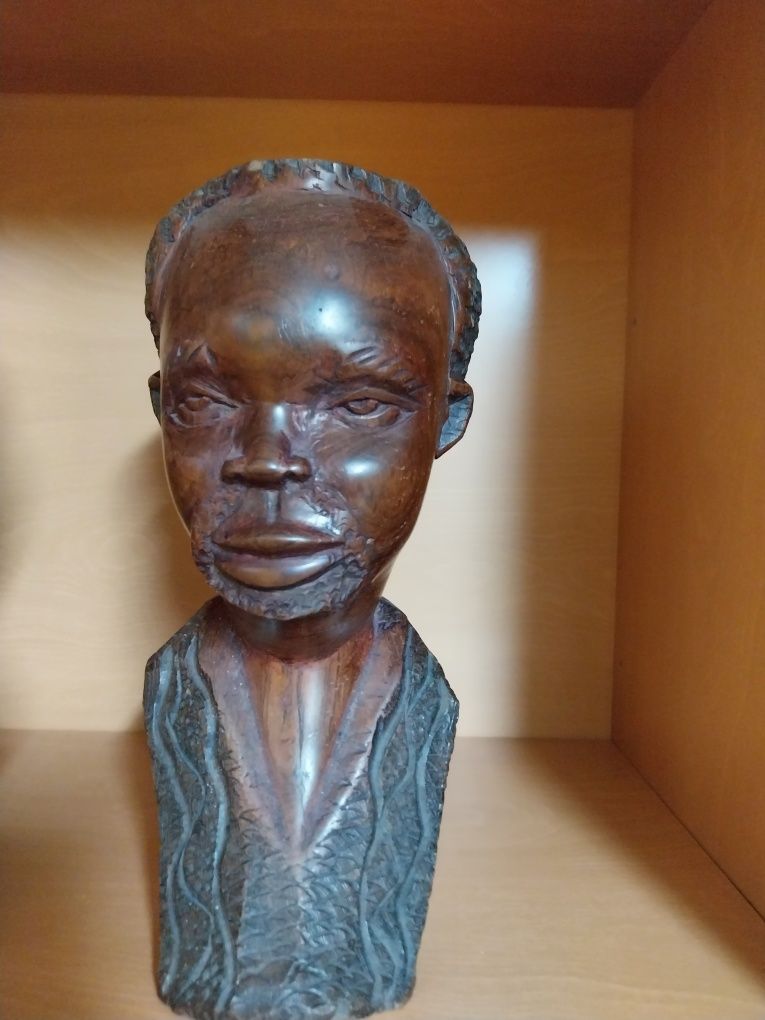 Busto de homem e mulher africana