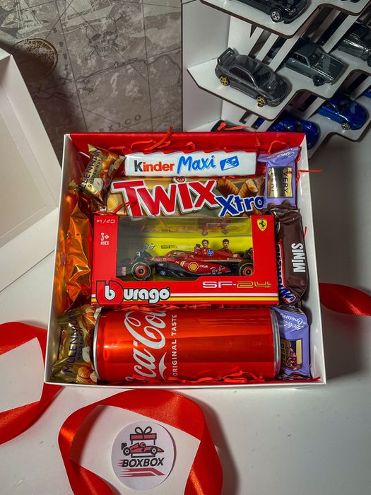 Подарунковий набір BOXBOX | Bburago F1 Scuderia Ferrari SF-24 #16