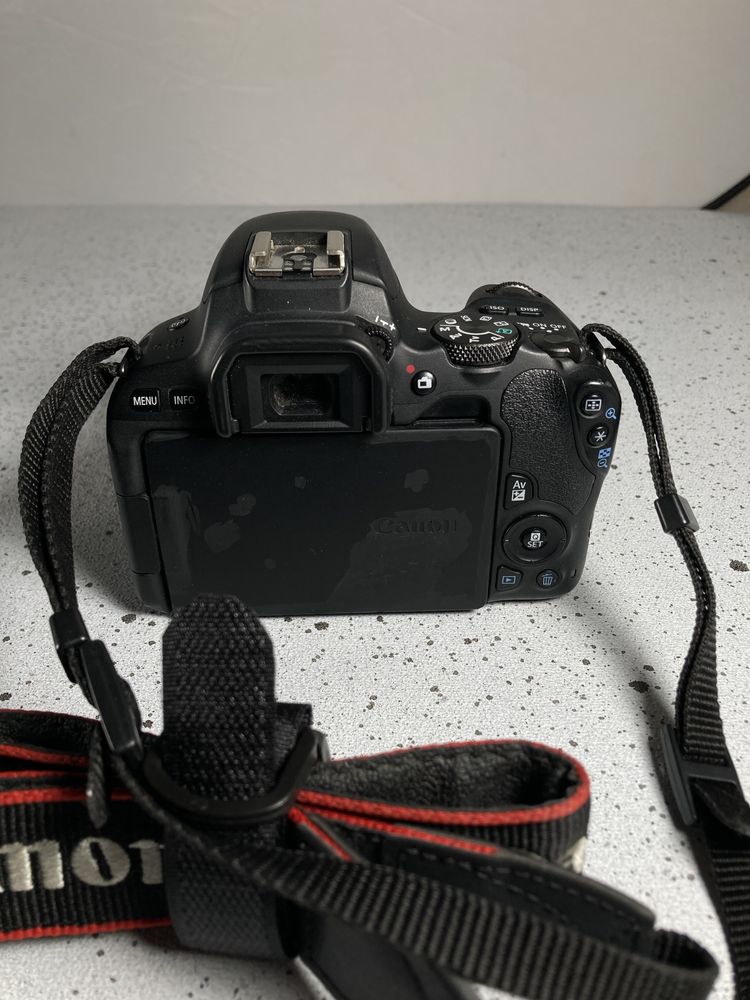 Canon 200D + Canon 18-55mm IS + 32GB - крута стартова камера