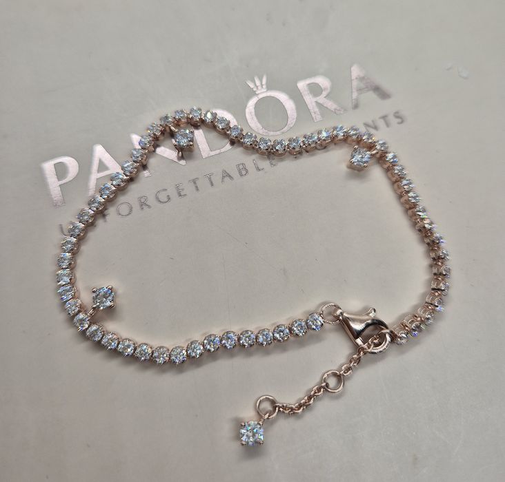 Bransoletka tenisowa złota Pandora.