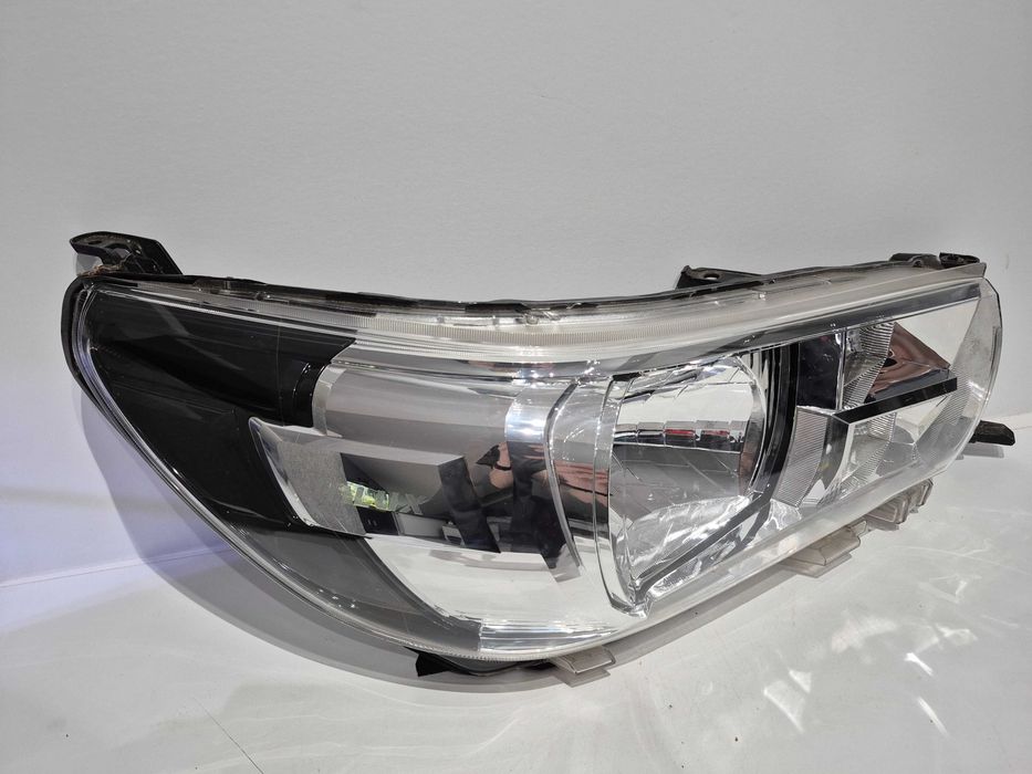 Toyota Hilux VIII 15-20 Lampa reflektor prawy przód Europa oryginalny