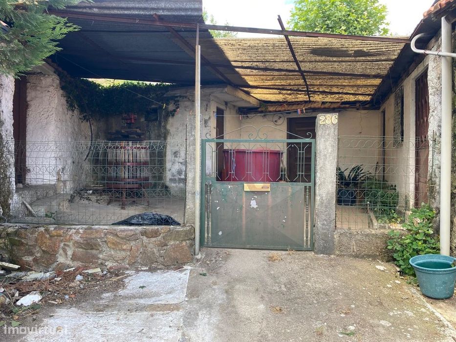 Moradia T2 Geminada para restauro em Silvares, Lousada