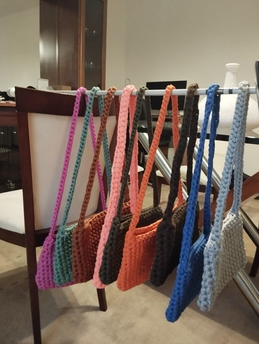 Bolsas feitas à mão em fio de malha