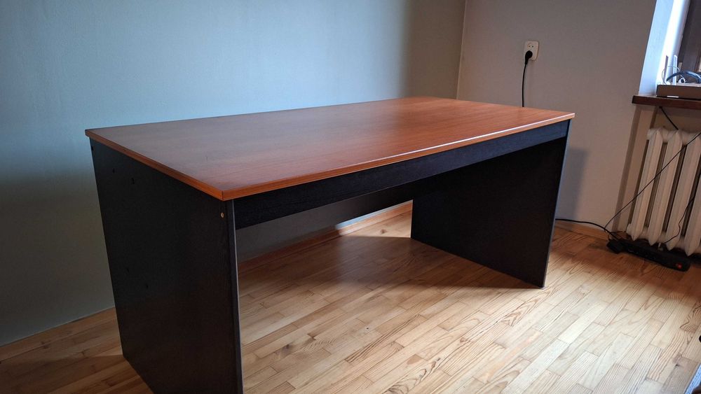 Duże biurko 150x70 w bardzo dobrym stanie sprzedam.