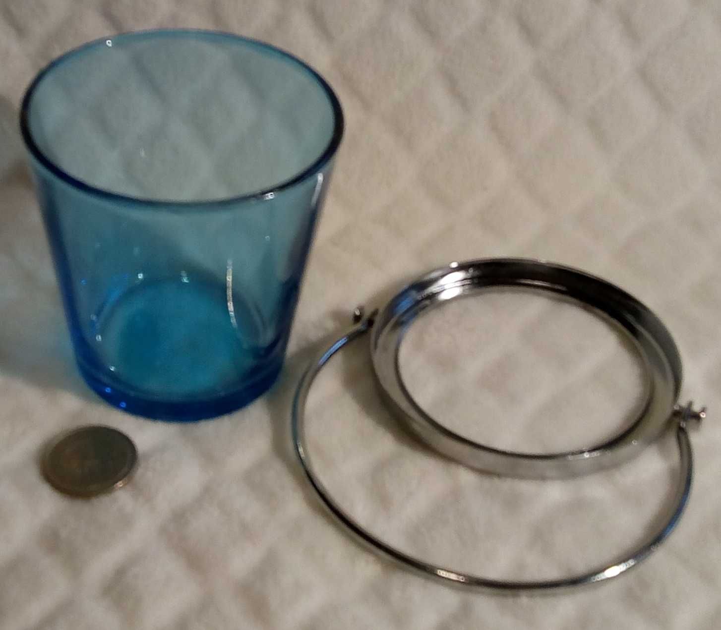 Niebieskawy szklany świecznik z metalową „opaską” (Szkło)