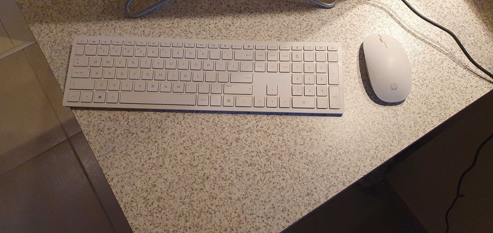 Komputer All in One HP 24" IPS 8gen 4x2,4 8GB NVME 1TB HDD Biały zadb.