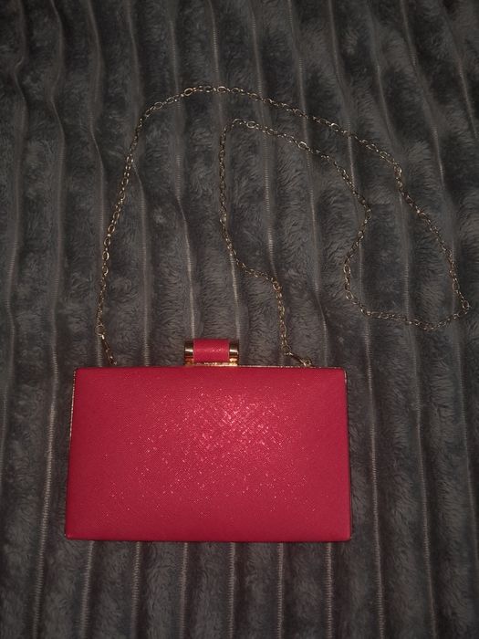 Стильна червона сумочка-клатч на ланцюжку 

Елегантний клатч насиче