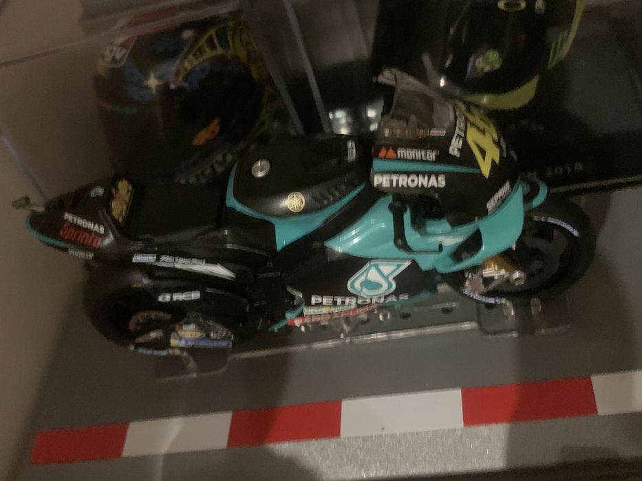 Miniaturas capacete e motos