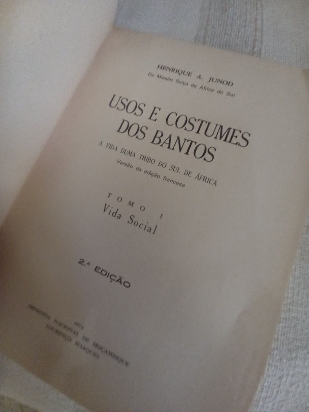Usos e Costumes dos Bantos povo de Moçambique