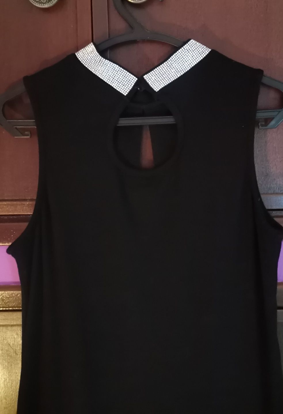 Vestido curto preto com faixa brilhante