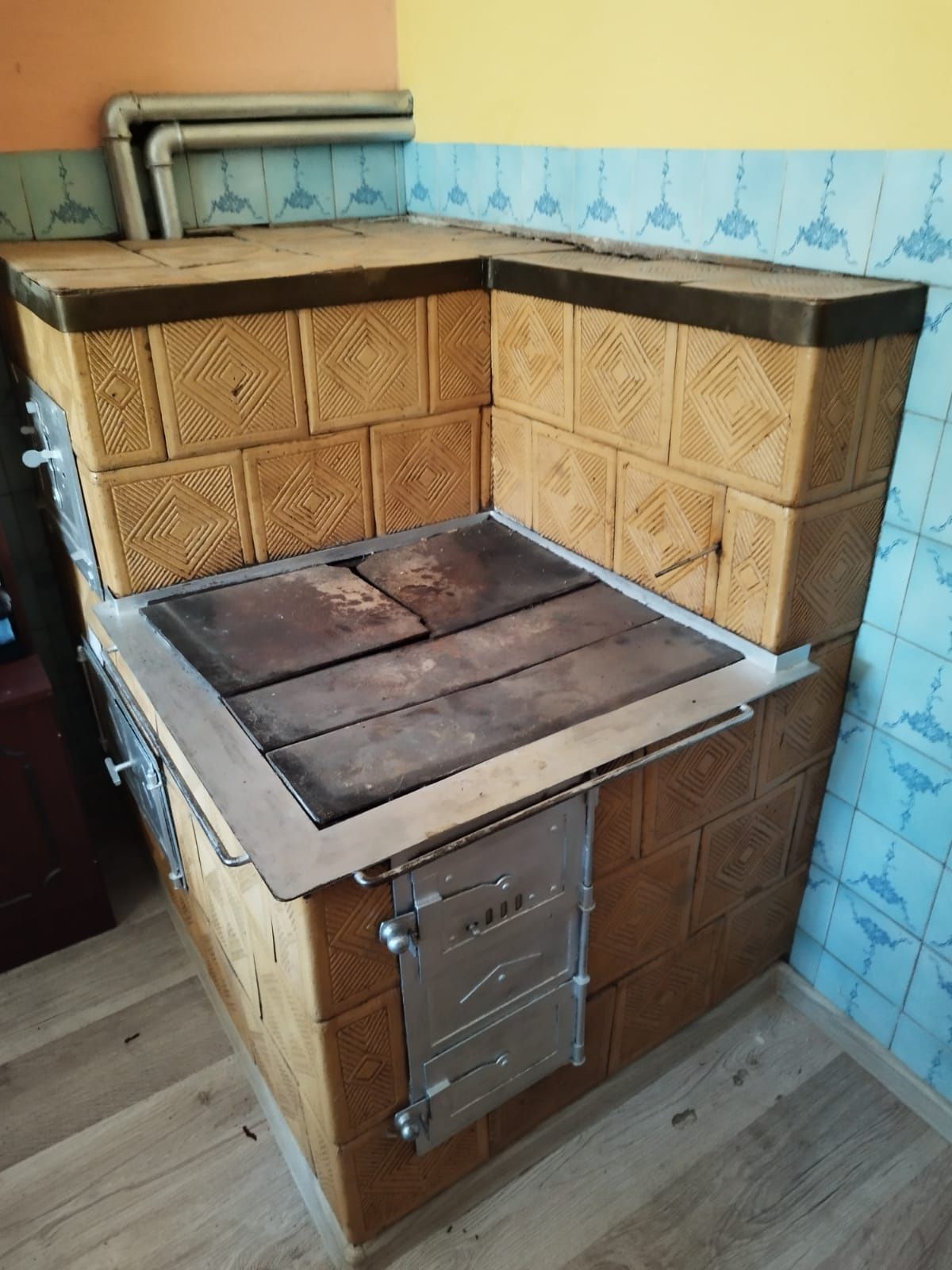 Piec kaflowy w dobrym stanie