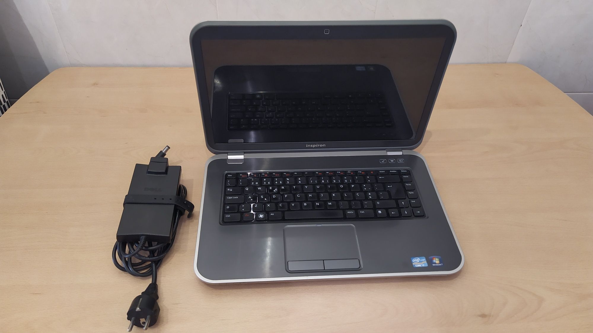 Portátil Dell Inspiron 5520 - i7 Intel Core 3612QM 2,1 GHz
- AMD Radeo