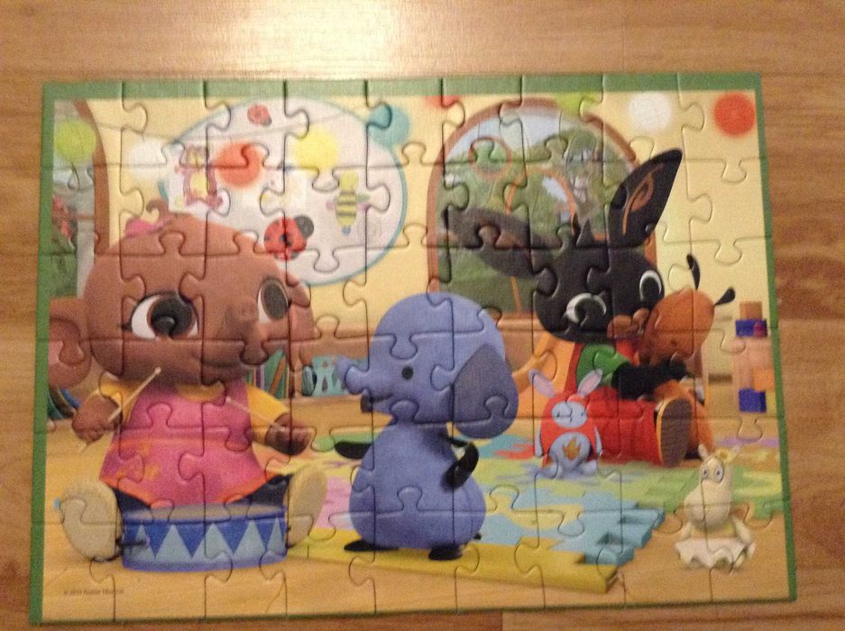 Puzzle 2 zestawy, w każdym 4 obrazki do ułożenia.