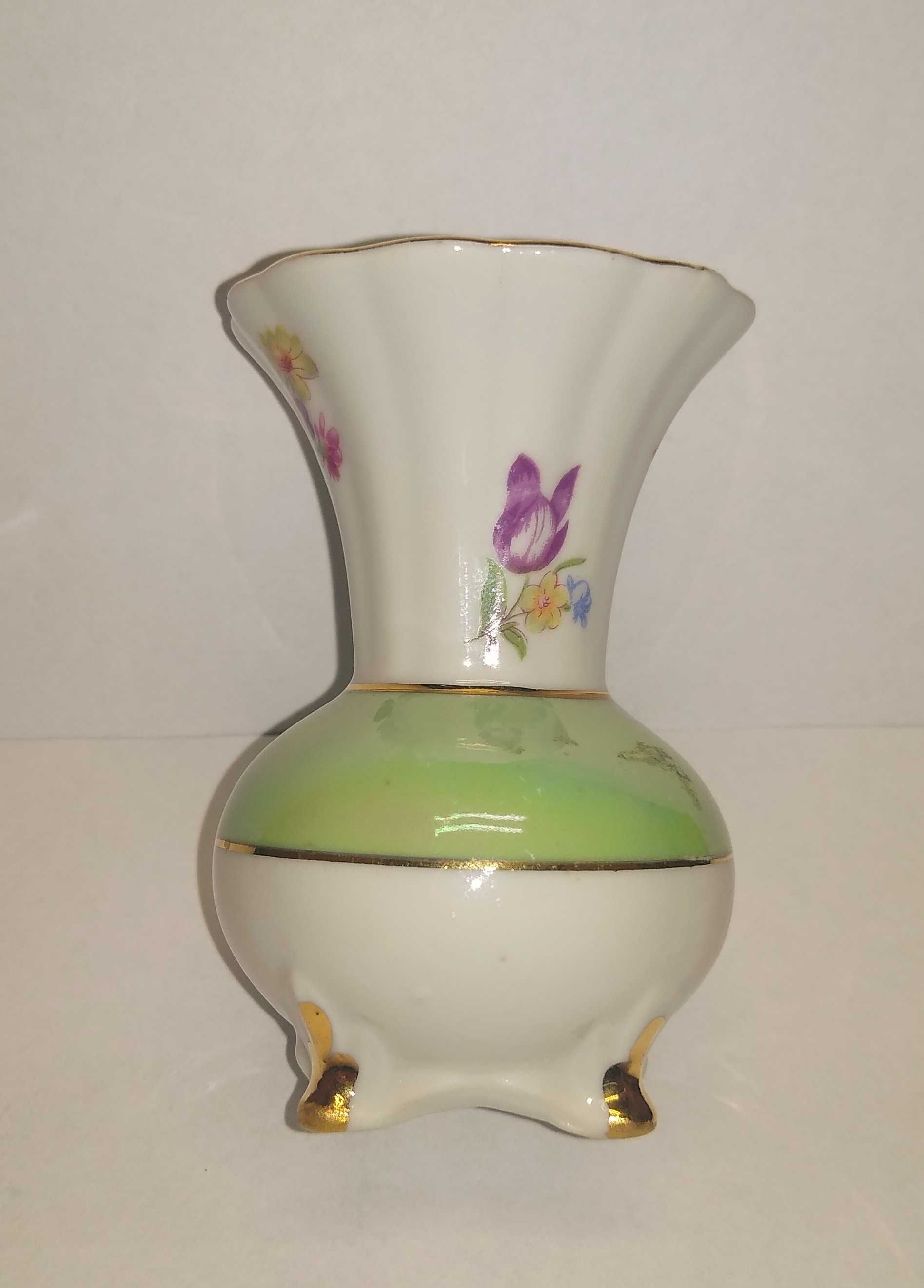 Mały wazonik z delikatnej porcelany, Foreign; XIX/XX wiek