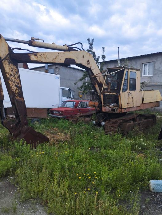 Экскаватор гусеничный , б/у