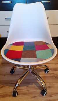 Białe krzesło obrotowe do biurka z unikatowym patchworkowym siedziskie