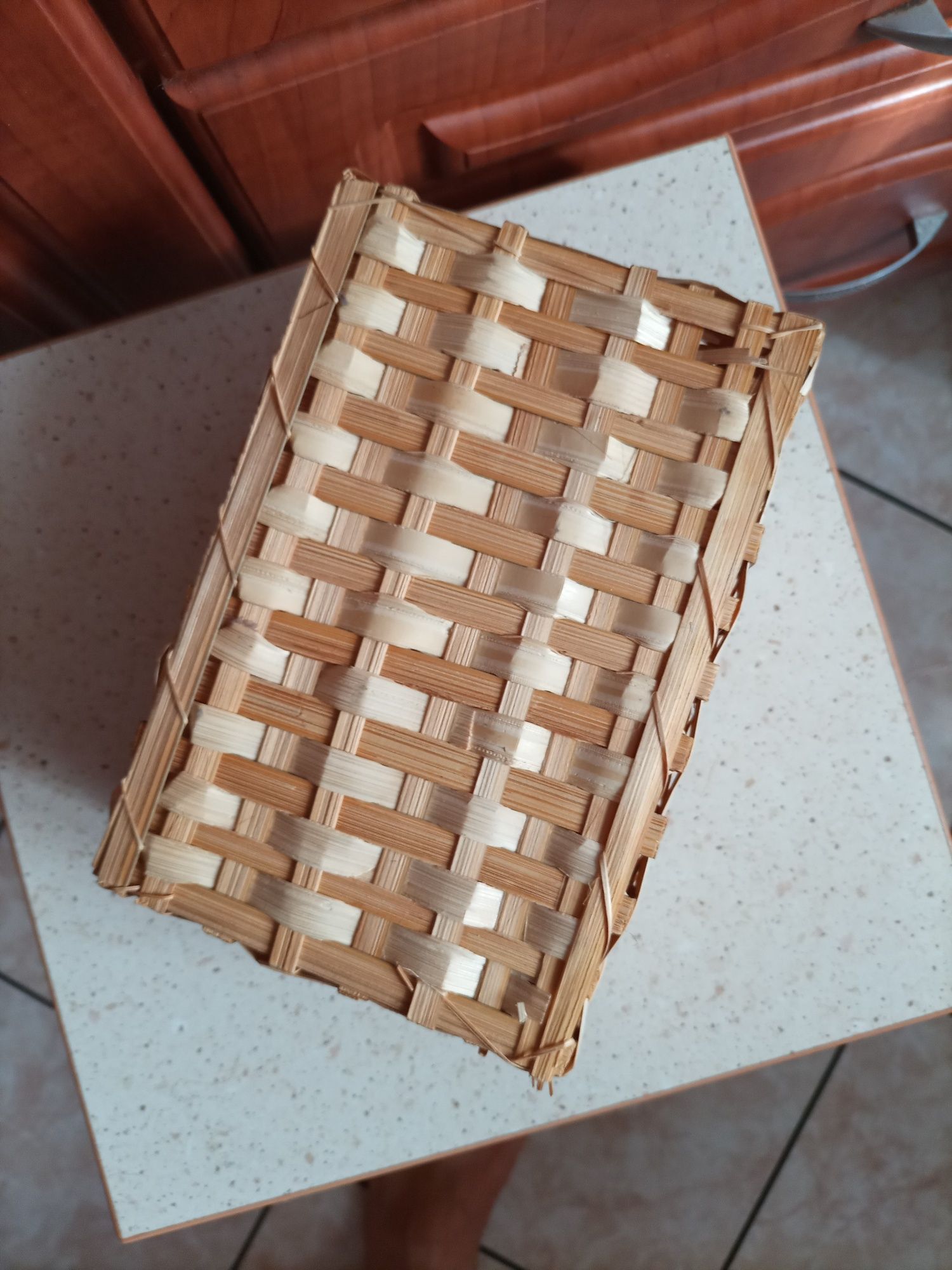 Kuferek, pojemnik z trawy morskiej.