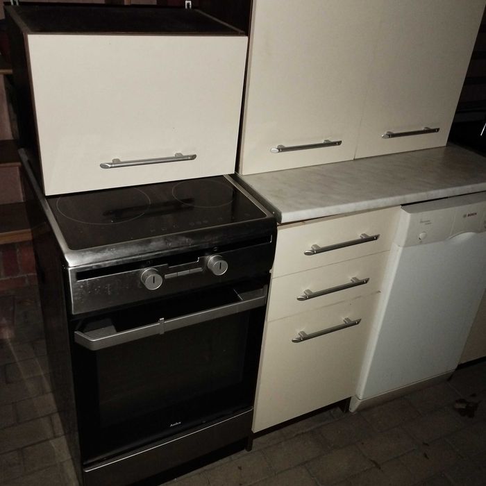 Zestaw mebli kuchennych zlew, bateria, zmywarka,  kuchenka elektryczną