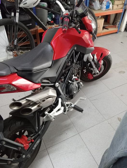 Benelli TNT 125 vermelha