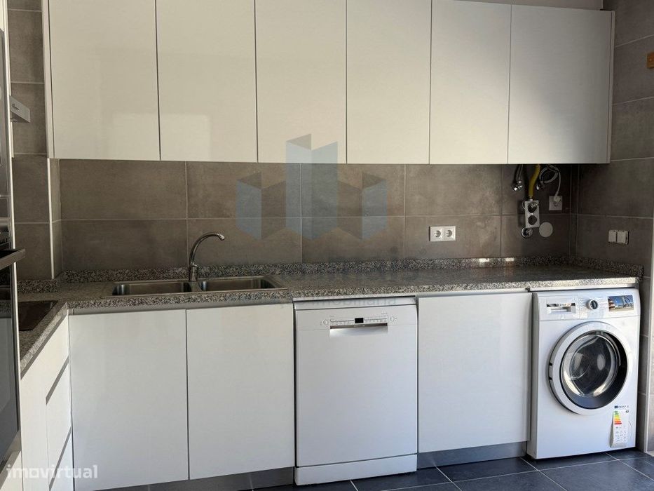 Vende-se T3 Novo Ultimo piso e com garagem fechada p 2 carros