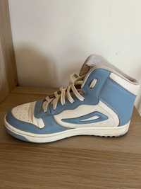 Ténis Fila Azul e branco- estilo bota.